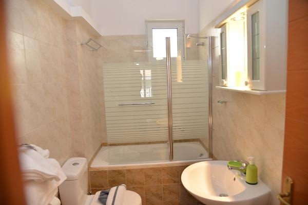 Mideia Hotel Левадея Екстериор снимка