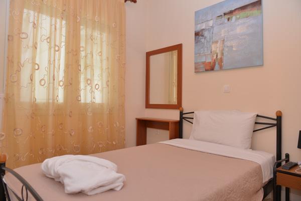 Mideia Hotel Левадея Екстериор снимка