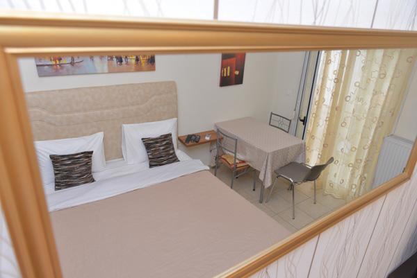 Mideia Hotel Левадея Екстериор снимка